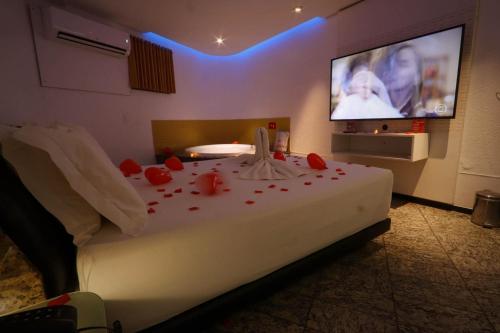 a bedroom with a bed with red roses on it at Nexos Motel Tamarineira (Adult Only) in Recife