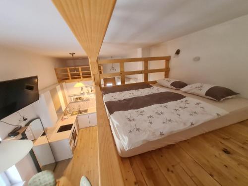 Schlafzimmer mit einem Bett und einem Schreibtisch mit einem Computer in der Unterkunft APARTMA RANČ LUŽE in Kranj