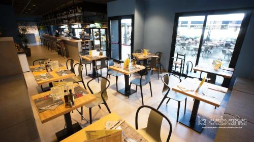 an overhead view of a restaurant with tables and chairs at La Cabaña in Peñíscola