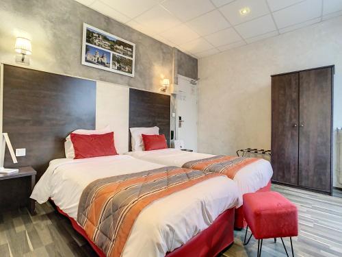 Кровать или кровати в номере Logis Hotel Beaudon
