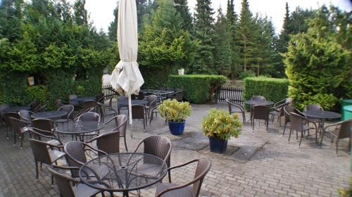 PoseritzにあるGasthaus & Hotel Lindenkrugの傘付きのテーブルと椅子
