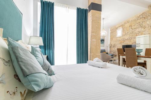 Postel nebo postele na pokoji v ubytování Allo Apartments Amargura I Centro Loft