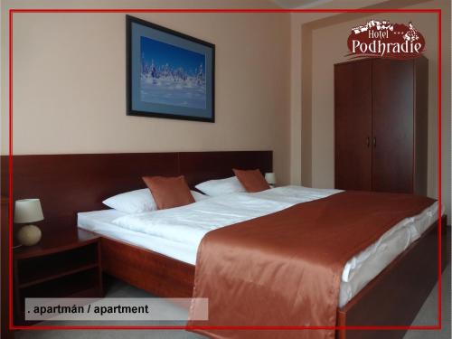 ein Schlafzimmer mit einem großen Bett in einem Zimmer in der Unterkunft Hotel Podhradie in Považská Bystrica