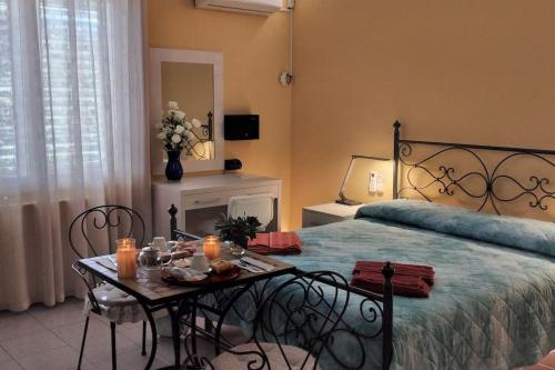 een slaapkamer met een bed en een tafel met kaarsen bij Blu Marlin - IUN Q4073 in Girasole