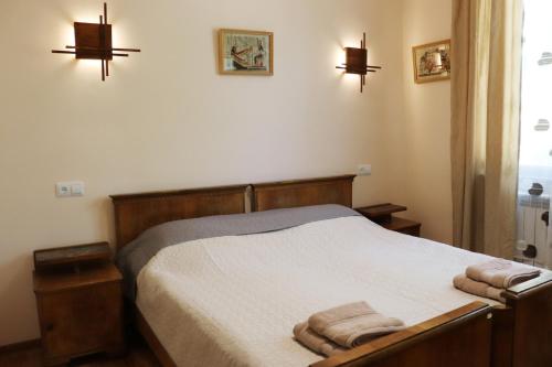 Un dormitorio con una cama con dos toallas encima. en TOON 94, en Dilijan