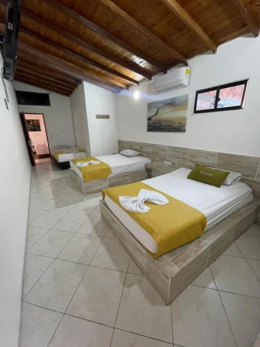 Postel nebo postele na pokoji v ubytování Hotel Brisas MEDELLIN