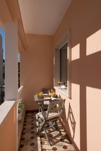 a small balcony with a table and a window at Inesquecível estadia na praia de Carcavelos in Carcavelos