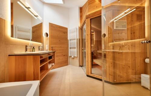 een badkamer met een wastafel en een glazen douche bij Schmuckstück Ferienapartments Bodenmais in Bodenmais