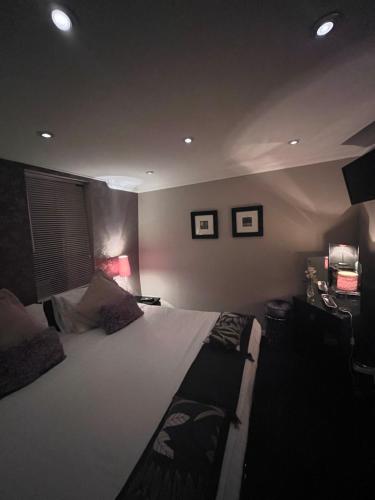 a bedroom with a large bed in a room at Gleneagles Lettings in Auchterarder