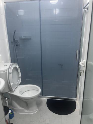 Un baño de four generation hotel