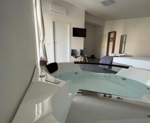 Μια τηλεόραση ή/και κέντρο ψυχαγωγίας στο Habitat Luxury Suites