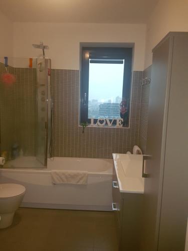 La salle de bains est pourvue d'une baignoire, de toilettes et d'un lavabo. dans l'établissement Bellissima casa di Svetlana, à Milan