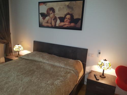 - une chambre avec un lit et une peinture murale dans l'établissement Bellissima casa di Svetlana, à Milan