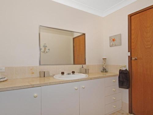 La salle de bains est pourvue d'un lavabo et d'un miroir. dans l'établissement The Heights, à Currarong