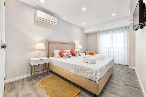 Faro Main Avenue Apartment tesisinde bir odada yatak veya yataklar