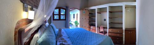 ein Schlafzimmer mit einem Bett in einem Zimmer in der Unterkunft Casa Riverstone in León