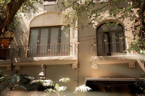 墨西哥城的住宿－馬納克度假屋，一座带2扇窗户和阳台的建筑