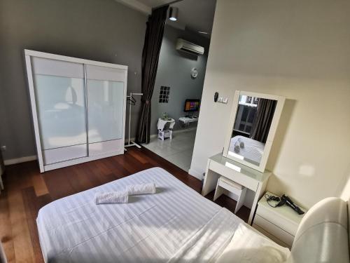 een slaapkamer met een bed, een bureau en een spiegel bij BC The Loft 3A Imago Studio in Kota Kinabalu