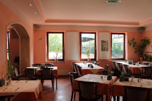 Ein Restaurant oder anderes Speiselokal in der Unterkunft Hotel Kunibert der Fiese - Superior 