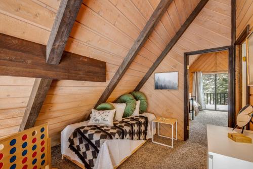 Habitación con 2 camas en un ático en The Timbers, en McCall