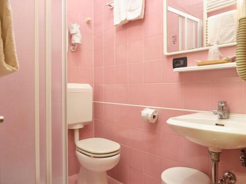 A bathroom at Atlantide Hotel