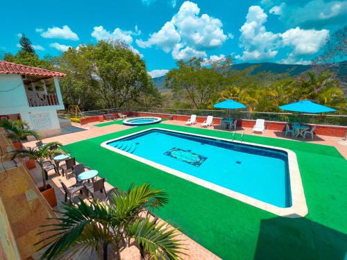 an image of a swimming pool at a house at Hotel Campestre La Trinidad in San Gil