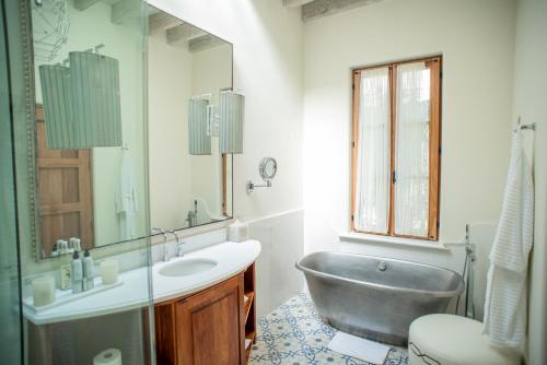 a bathroom with a tub and a sink and a bath tub at Hotel Casa Blanca 7 in San Miguel de Allende