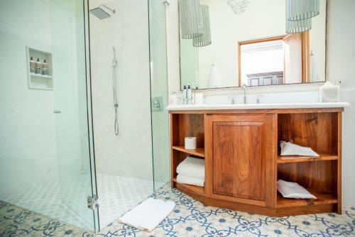 a bathroom with a sink and a shower at Hotel Casa Blanca 7 in San Miguel de Allende