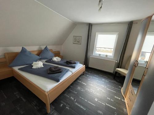 a bedroom with a bed with towels on it at Ferienhaus am Baybach in Burgen an der Mosel in Burgen