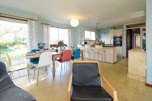uma sala de estar e cozinha com mesa e cadeiras em Sea Poppies em Thorpeness