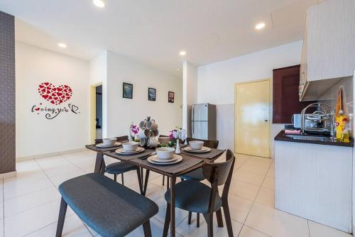 Kuchyň nebo kuchyňský kout v ubytování Setiawalk Puchong 6-8Pax 2R 2B / IOI MALL/ SUNWAY