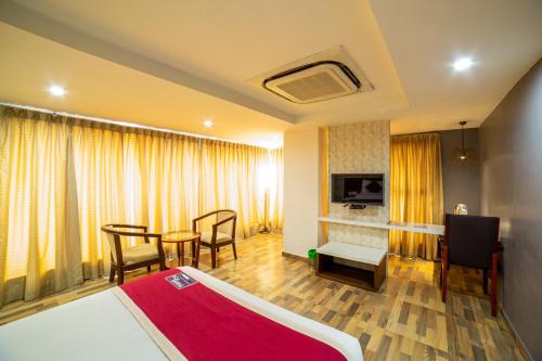 TV a/nebo společenská místnost v ubytování Icon Business Hotel by Bhagini