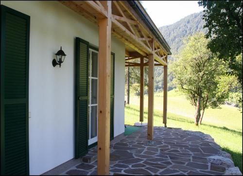 un porche de una casa con una puerta verde en Kalßnhof, en Bad Aussee