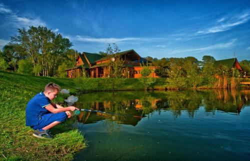 un hombre pescando en un lago con un osito de peluche en Gluhoman, en Poltava