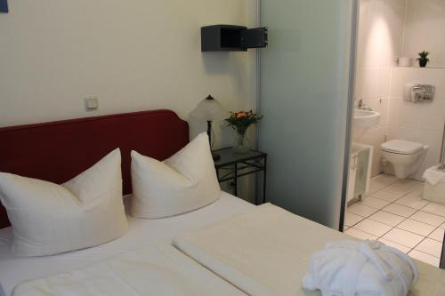 Кровать или кровати в номере Hotel Müller Köln