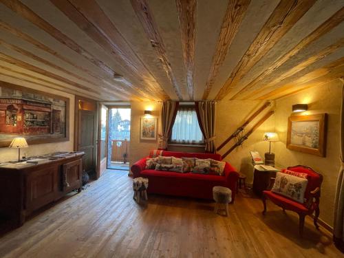 - une chambre avec un lit et un plafond en bois dans l'établissement Il Cuore della Valdigne - Courmayeur-La Thuile- Pré Saint Didier, à Morgex