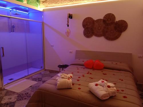 un dormitorio con una cama con dos animales de peluche en Suite dream room en Turi