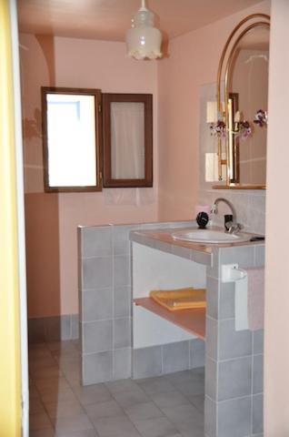 La salle de bains est pourvue d'un lavabo et d'un miroir. dans l'établissement bastide la fondue, à Allemagne-en-Provence