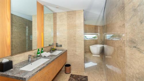 Kylpyhuone majoituspaikassa Meruorah Komodo Labuan Bajo