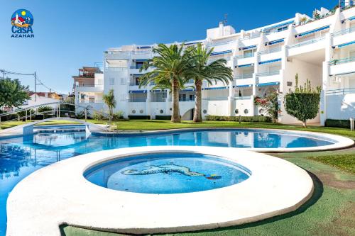 una piscina frente a un edificio en Apartamentos Nova Romana Casa Azahar, en Alcossebre