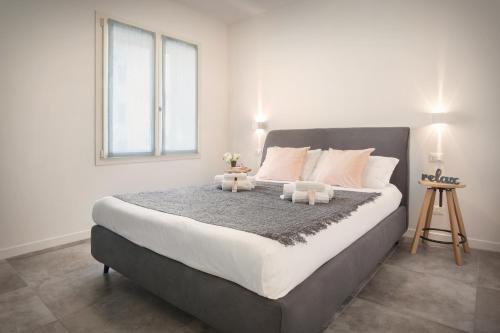 um quarto com uma cama grande com dois bichos de peluche em LA ROCCA RELAX em Garda