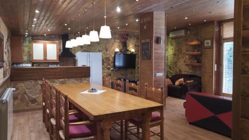a kitchen and dining room with a table and chairs at Casa Axier-Chalet con Piscina privada y chimenea in Biar