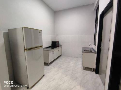 Majoituspaikan 55 homestay 4-bedrooms guesthouse in Bukit Bakri Muar Johor keittiö tai keittotila