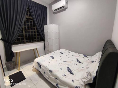 niewielka sypialnia z łóżkiem i oknem w obiekcie 55 homestay 4-bedrooms guesthouse in Bukit Bakri Muar Johor w mieście Bakri