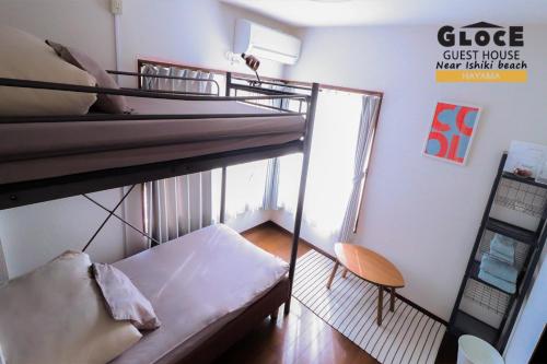 a small room with a bunk bed and a couch at GLOCE 葉山 ゲストハウス l 一色海岸のそばでペットと一緒にシーサイドライフ in Hayama