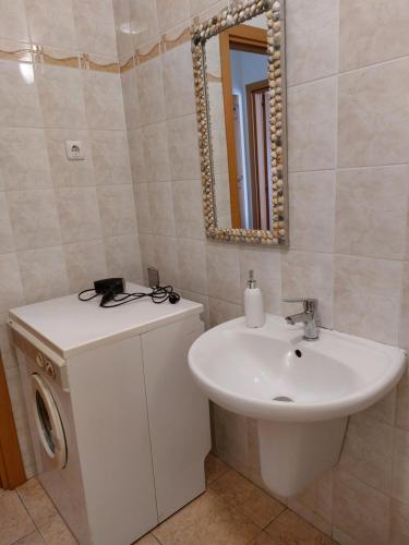 W łazience znajduje się umywalka i lustro. w obiekcie Flat at the edge of the center + parking w Budapeszcie