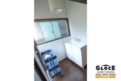 a small bathroom with a sink and a toilet at GLOCE 葉山 ゲストハウス l 一色海岸のそばでペットと一緒にシーサイドライフ in Hayama