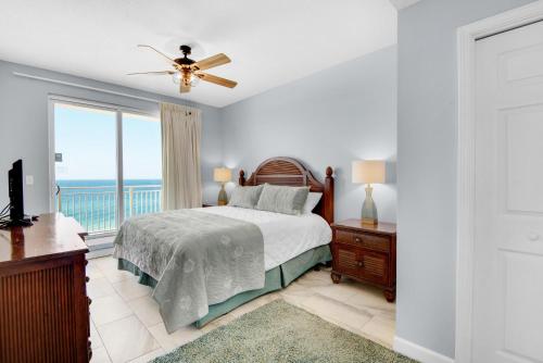 1 dormitorio con 1 cama y balcón con vistas al océano en Sterling Reef 401, en Panama City Beach