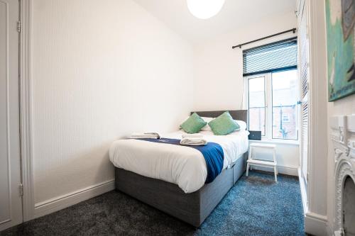 Tempat tidur dalam kamar di Brighton House By Horizon Stays