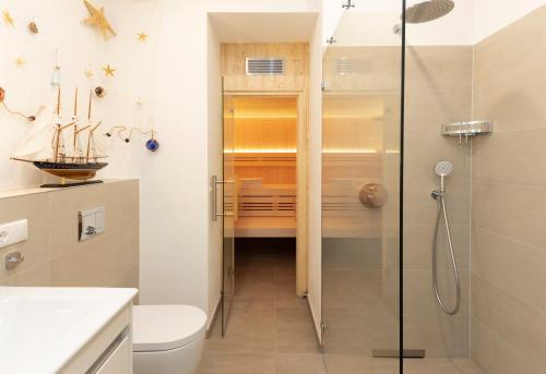 Ένα μπάνιο στο Safari Lodge Prora - mit Sauna und direktem Strandzugang
